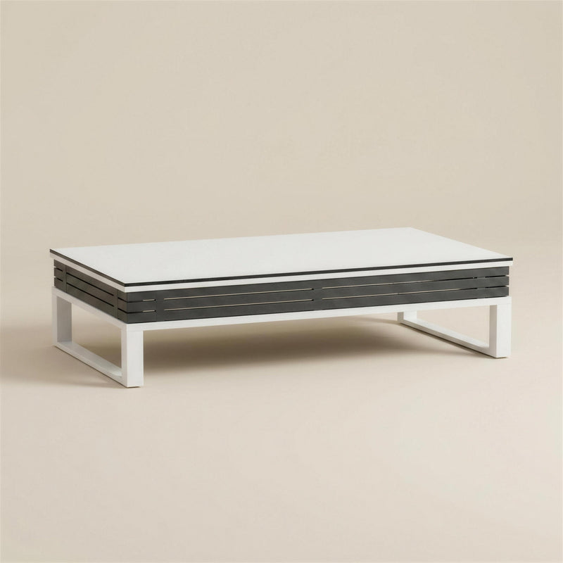 Mesa de centro de exterior bicolor de 120 cm, con patas de aluminio blanco, faldon de lamas antracita y tablero HPL blanco, 120x60x40 cm, sobre fondo neutro