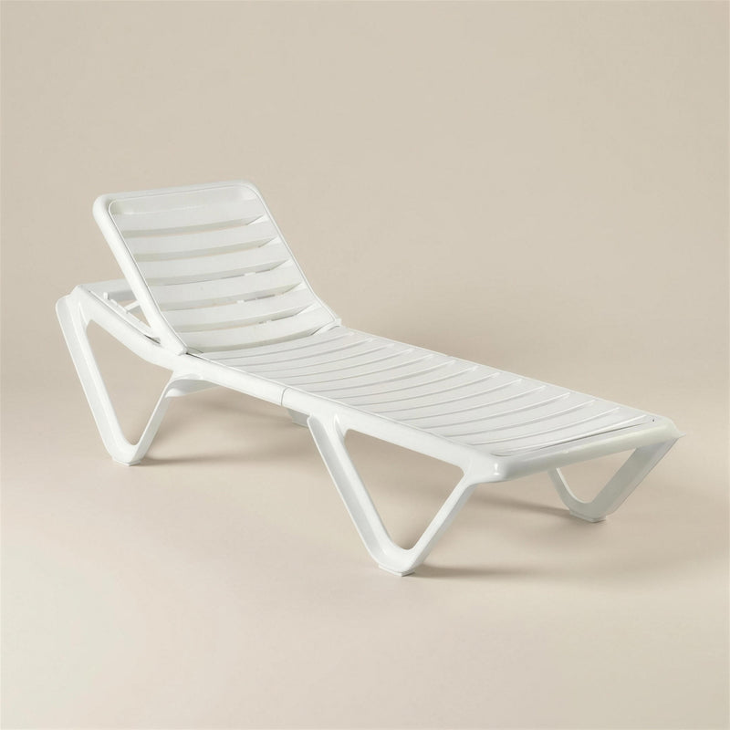 Tumbona de exterior Eva RTG de resina blanca con asiento de tablillas y respaldo reclinable, sobre fondo neutro