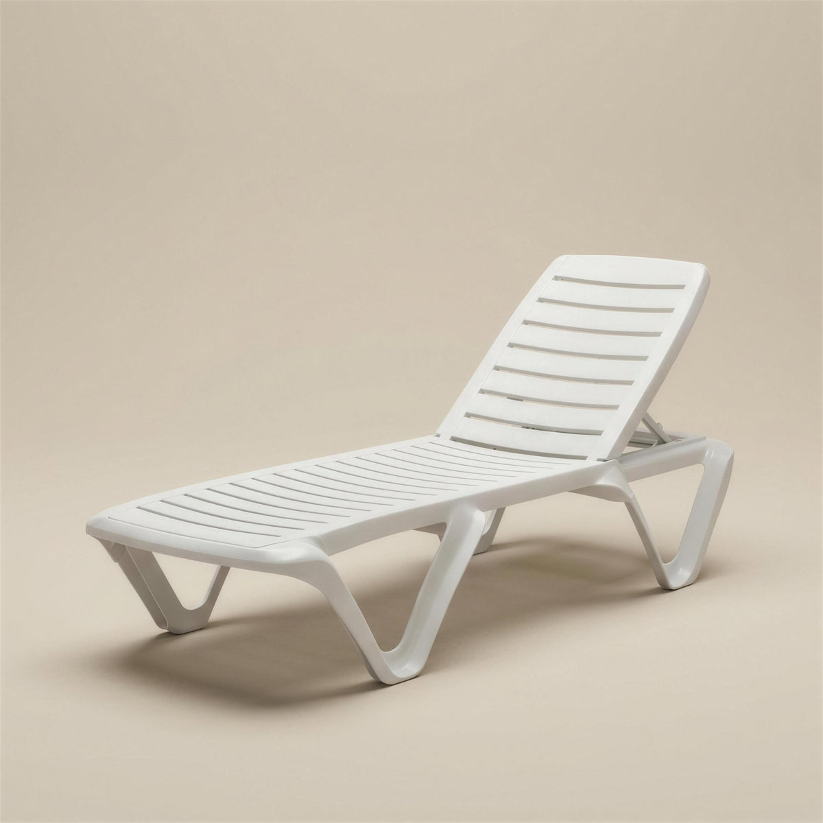Tumbona de exterior Eva Pro T de resina blanca con asiento de tablillas y respaldo reclinable, sobre fondo neutro