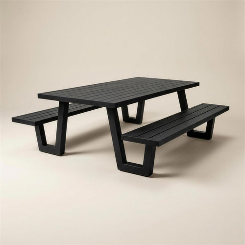 Banco de jardin Yulien con mesa integrada, de aluminio negro mate con tablero de lamas y patas trapezoidales, 220 cm, sobre fondo neutro