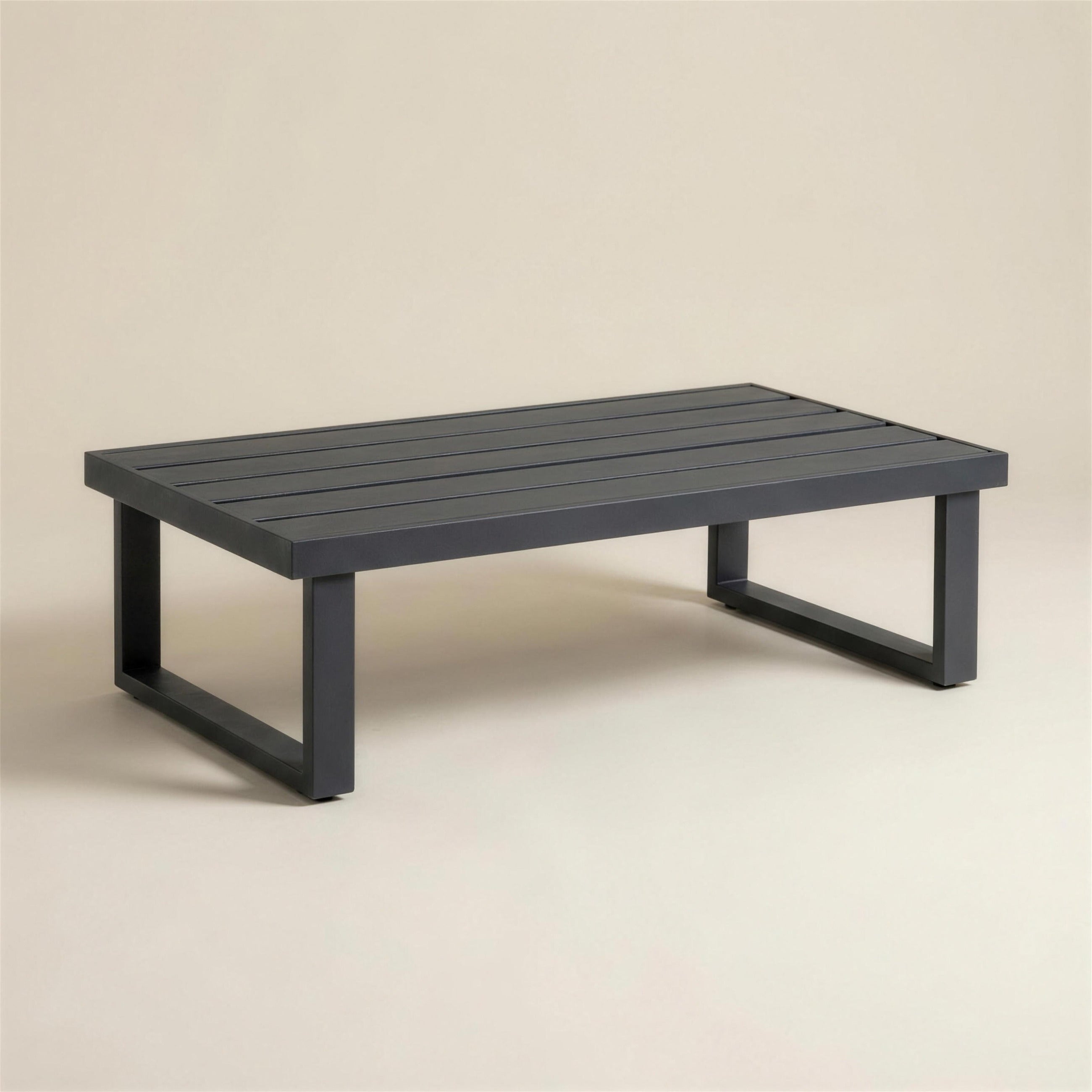 Mesa de centro de exterior Bolonia de aluminio antracita con tablero de lamas y patas de patin, 125x65x42 cm, sobre fondo neutro