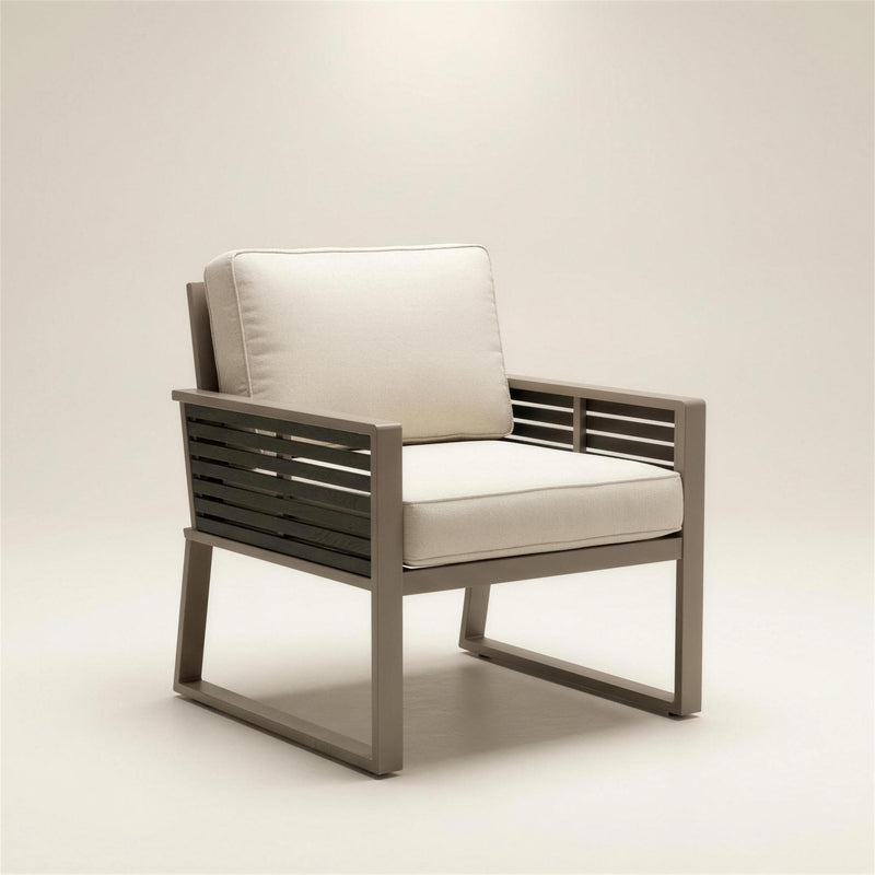 Sillon de exterior Diva bicolor con estructura de aluminio tortola, lamas oscuras en el lateral, cojines crudo y base de patin, 73x70x76 cm, sobre fondo neutro