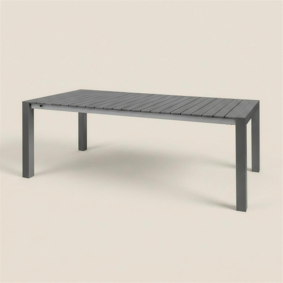 Mesa extensible de exterior Atlanta en aluminio antracita con tablero de listones estrechos, sobre fondo neutro. Se vende solo la mesa, sin sillas
