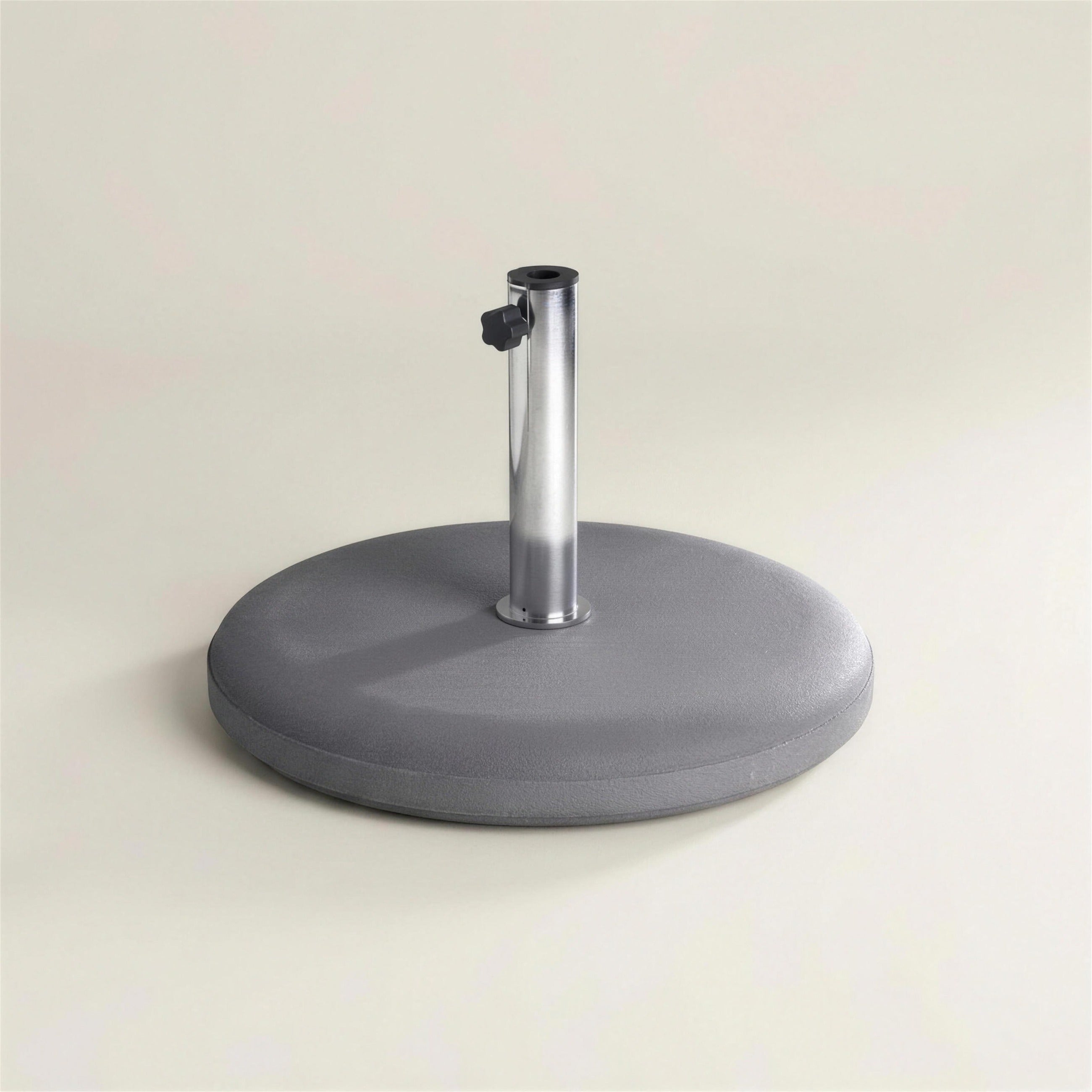 Base de parasol de hormigon gris de forma redonda con tubo de acero y pomo de apriete, sobre fondo neutro