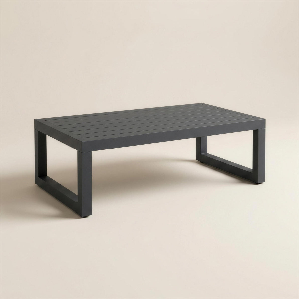 Mesa de centro de exterior Universal de aluminio antracita con tablero de lamas, 120x60x40 cm, sobre fondo neutro