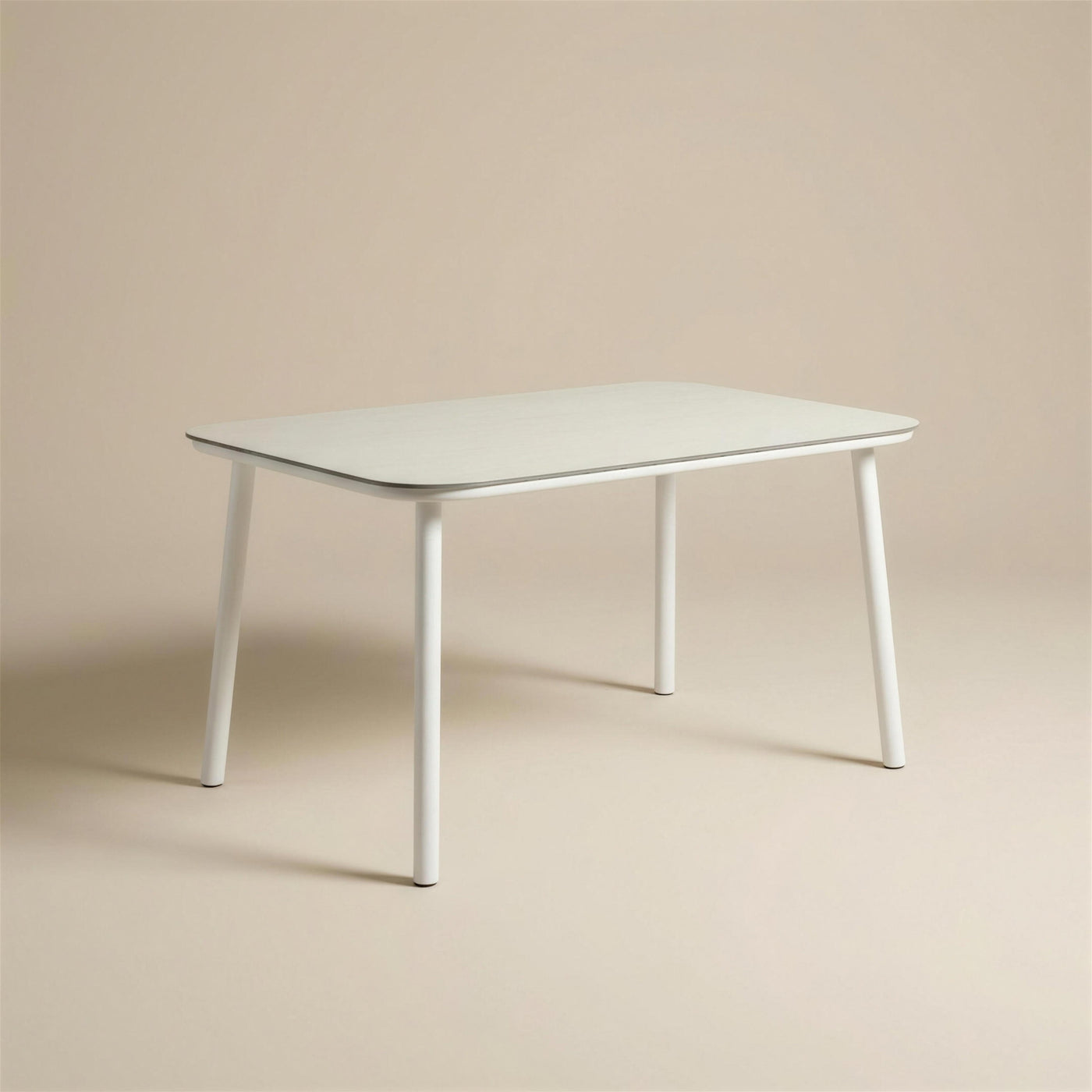 Mesa de comedor de exterior Mundra de 150x90 cm, con tablero HPL claro y cuatro patas cilindricas de aluminio blanco, 76 cm de alto, sobre fondo neutro