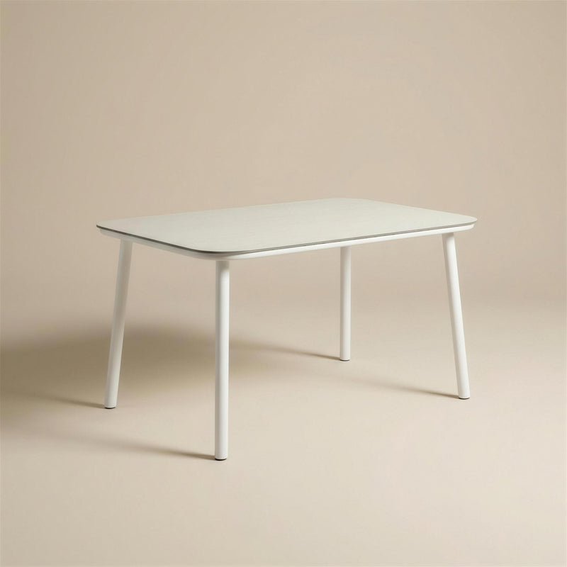 Mesa de comedor de exterior Mundra de 150x90 cm, con tablero HPL claro y cuatro patas cilindricas de aluminio blanco, 76 cm de alto, sobre fondo neutro