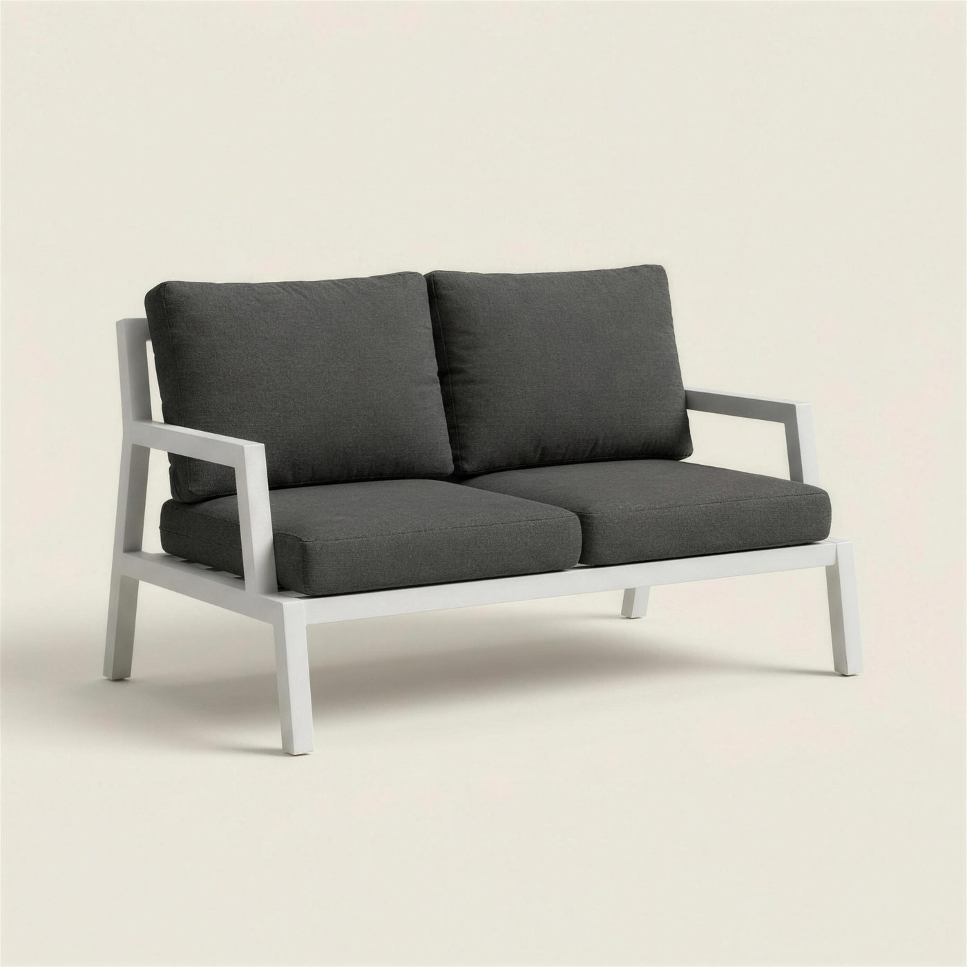Sofa de terraza Leisa de 2 plazas con chasis de aluminio blanco y cojines gris marengo, 137x80x85 cm, sobre fondo neutro