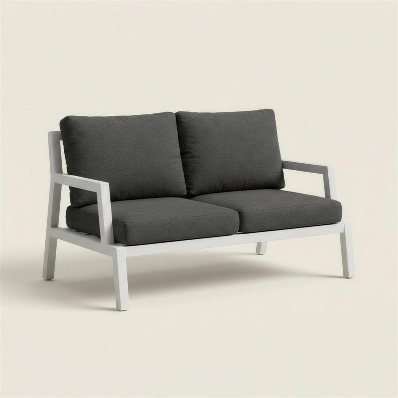 Sofa de terraza Leisa de 2 plazas con chasis de aluminio blanco y cojines gris marengo, 137x80x85 cm, sobre fondo neutro