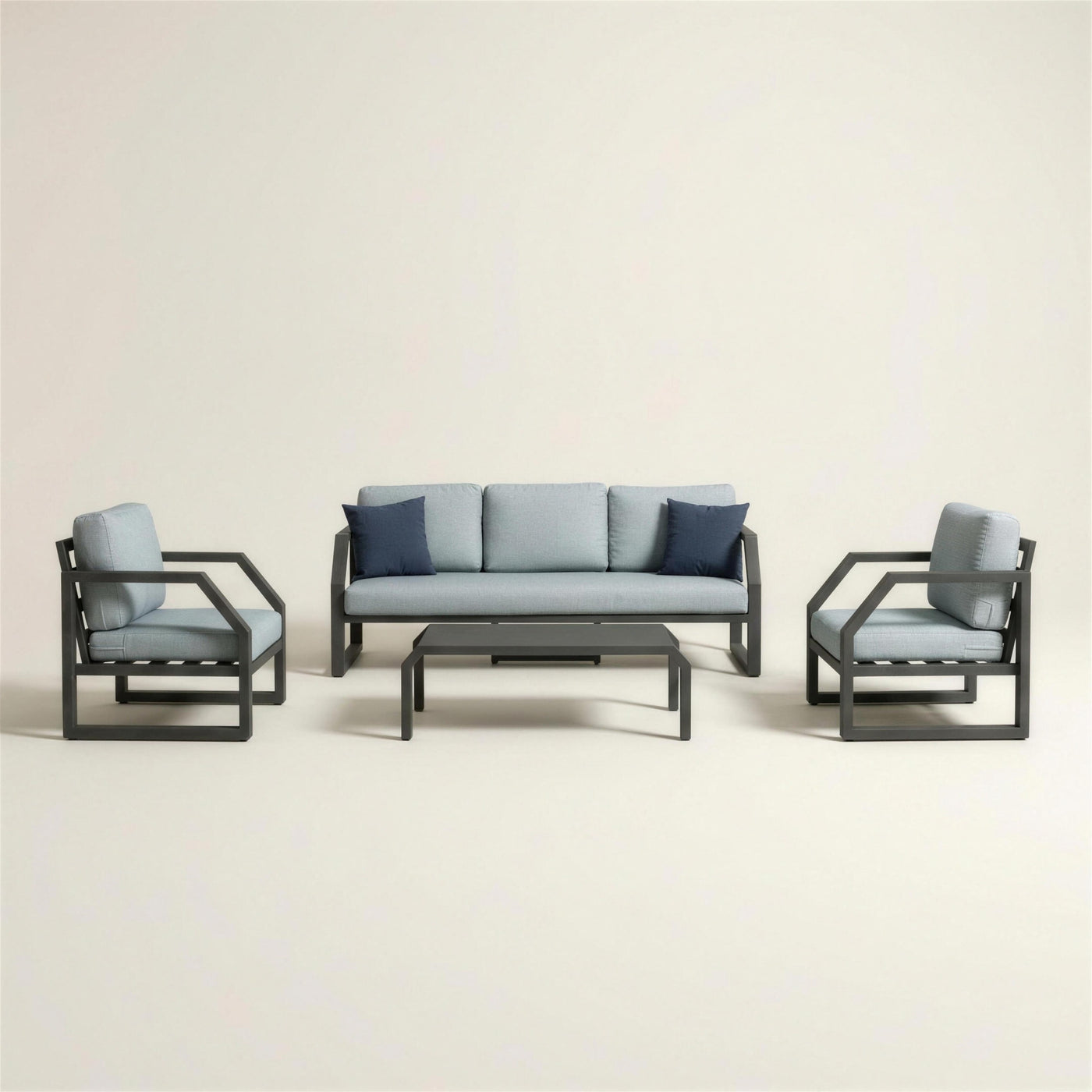 Conjunto de jardin Bellagio en aluminio antracita con sofa de 3 plazas, dos sillones y mesa de centro, con cojines azul claro, sobre fondo neutro