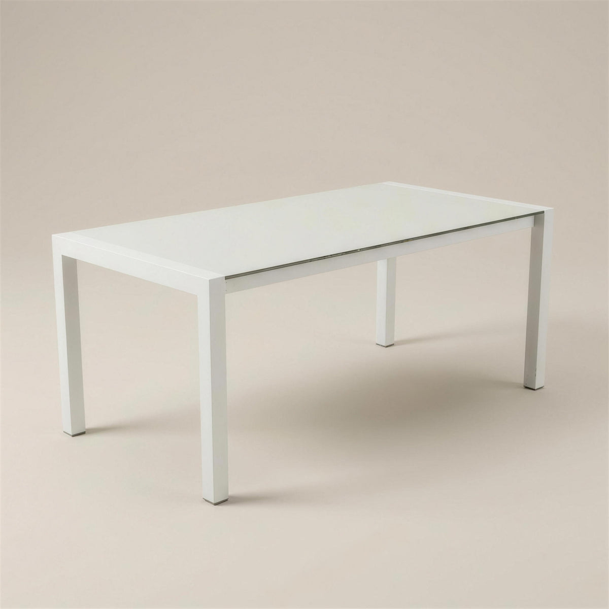 Mesa extensible de exterior Java con estructura de aluminio blanco y tablero claro, sobre fondo neutro. Se vende solo la mesa, sin sillas