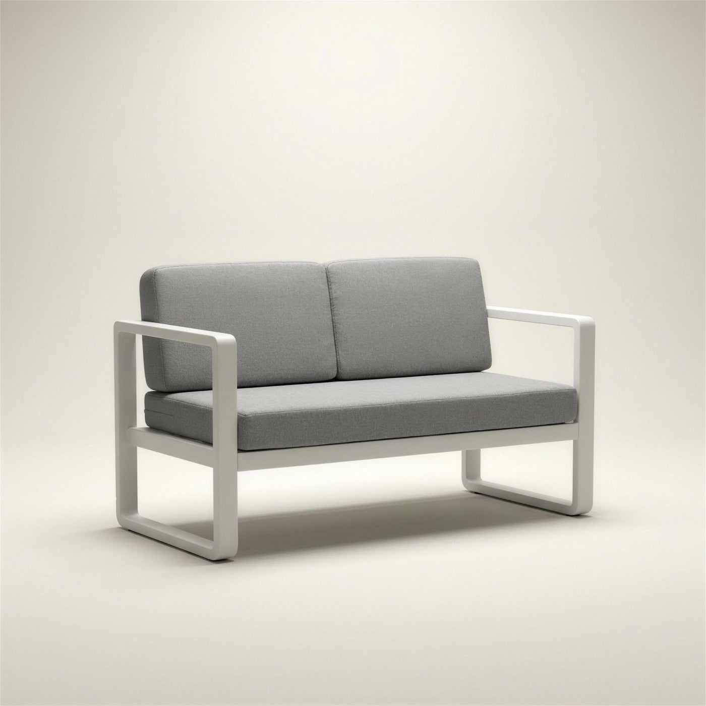 Sofa de terraza Odin de 2 plazas en aluminio blanco con brazos de marco abierto y cojines gris claro, 120x66x78 cm, sobre fondo neutro