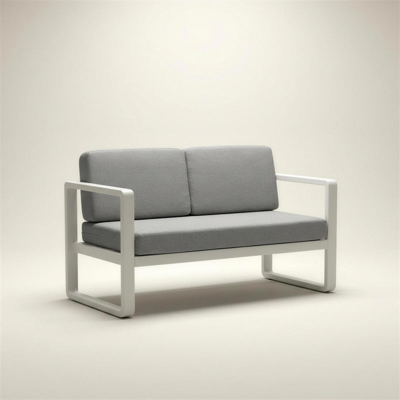 Sofa de terraza Odin de 2 plazas en aluminio blanco con brazos de marco abierto y cojines gris claro, 120x66x78 cm, sobre fondo neutro