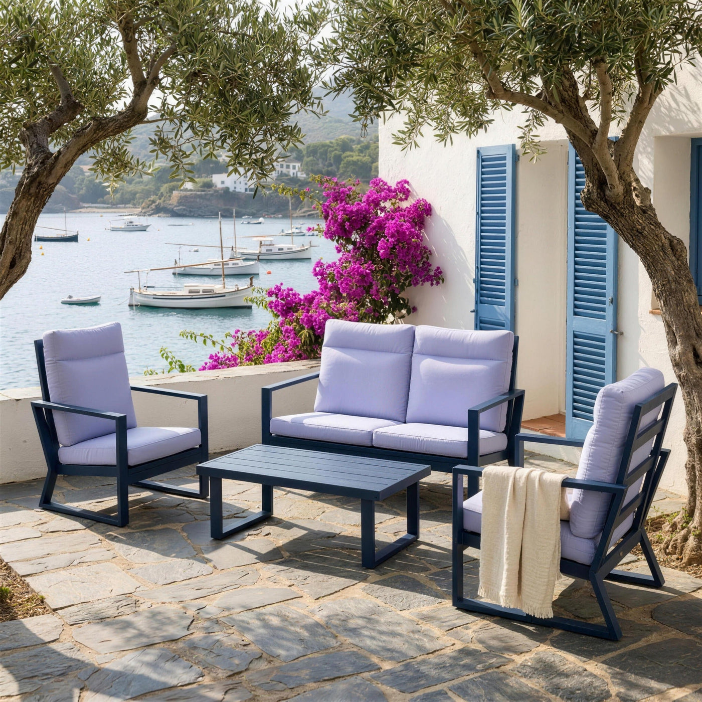 Conjunto Bolonia XL en una terraza de Cadaques, sobre laja de pizarra y con la bahia al fondo