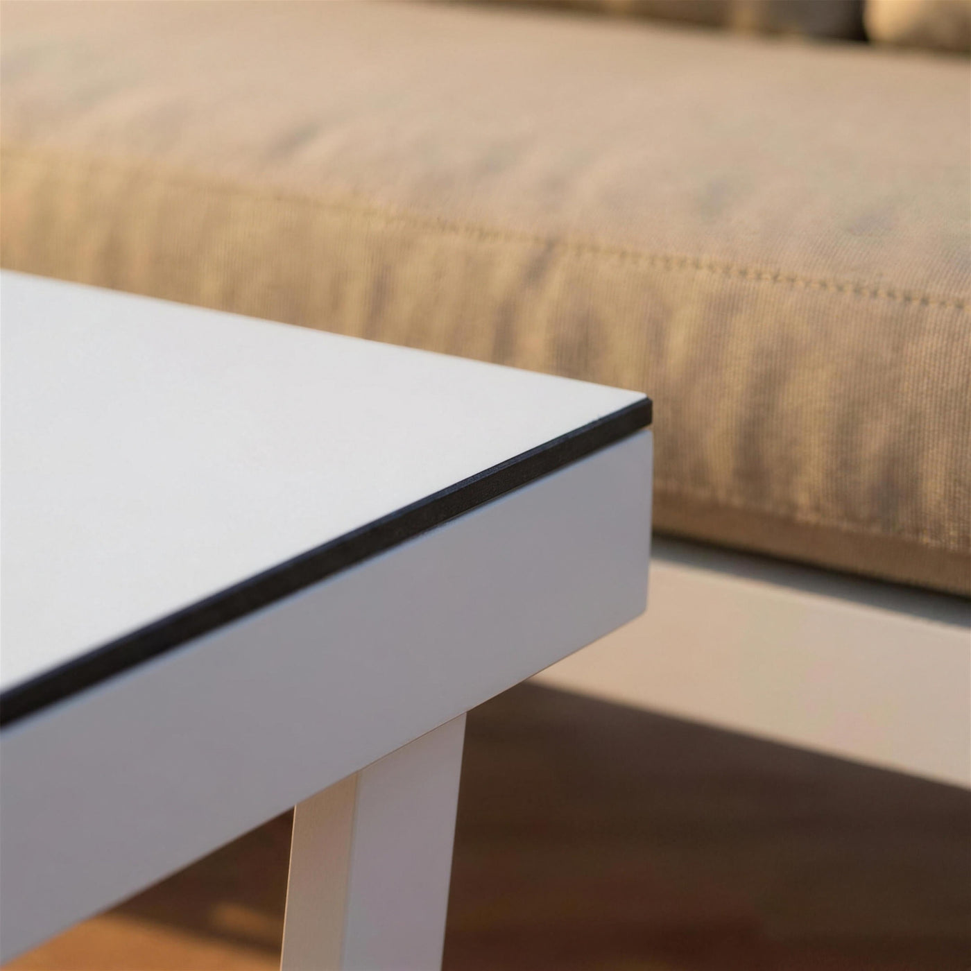 Detalle del canto del tablero HPL con su linea oscura y el perfil de aluminio blanco mate de la rinconera Loira-7