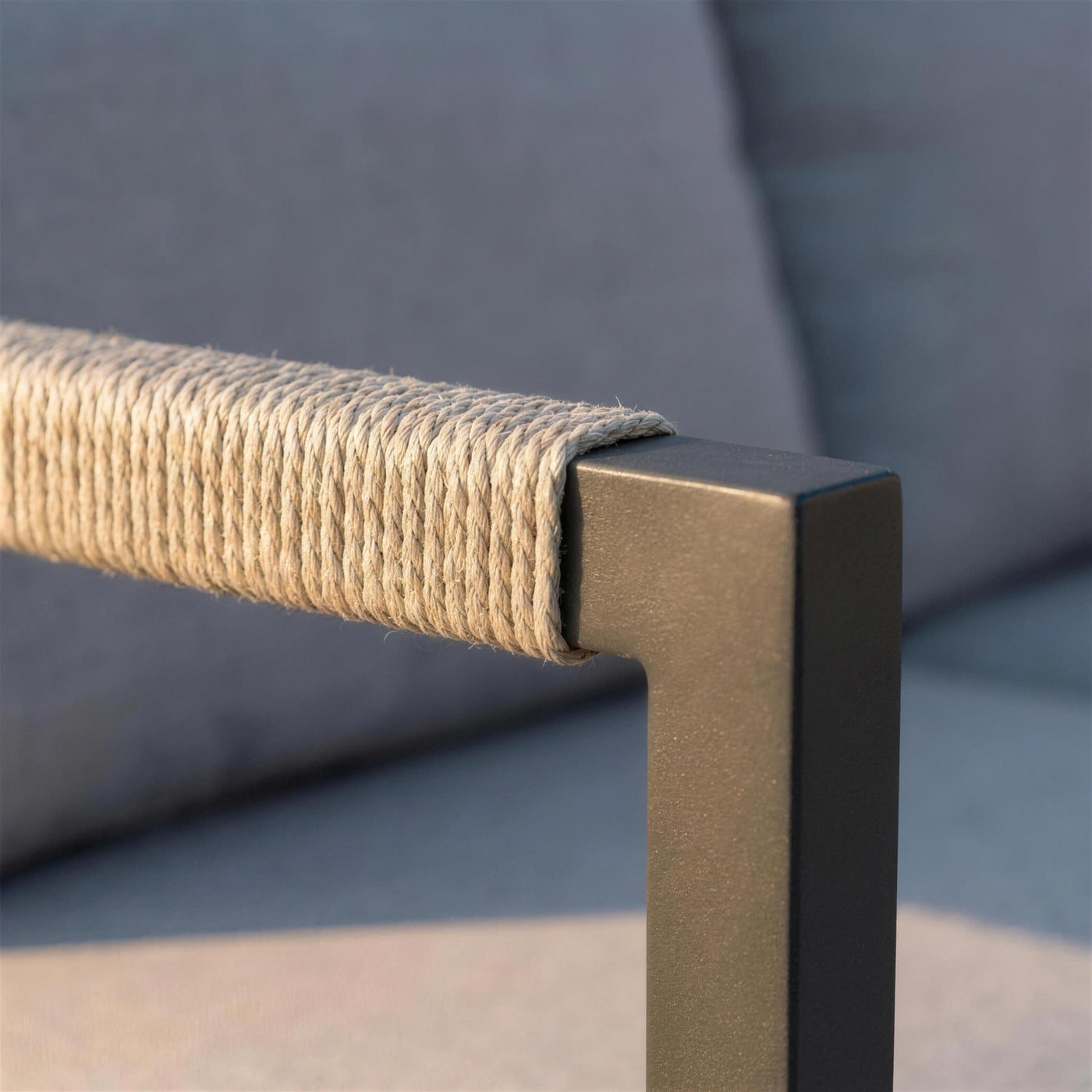 Detalle de la cuerda beige enrollada en el brazo del sofa Damasco, donde termina contra el montante de aluminio antracita