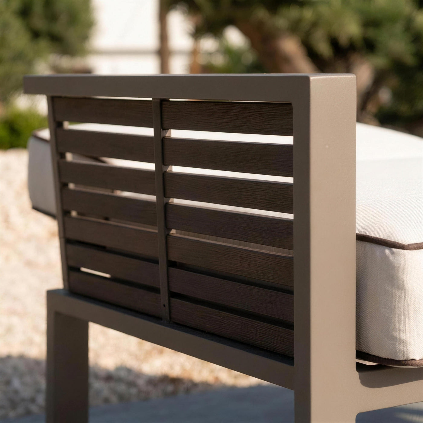 Detalle de las lamas horizontales marron oscuro del lateral del sofa Diva, donde se encuentran con el montante de aluminio tortola