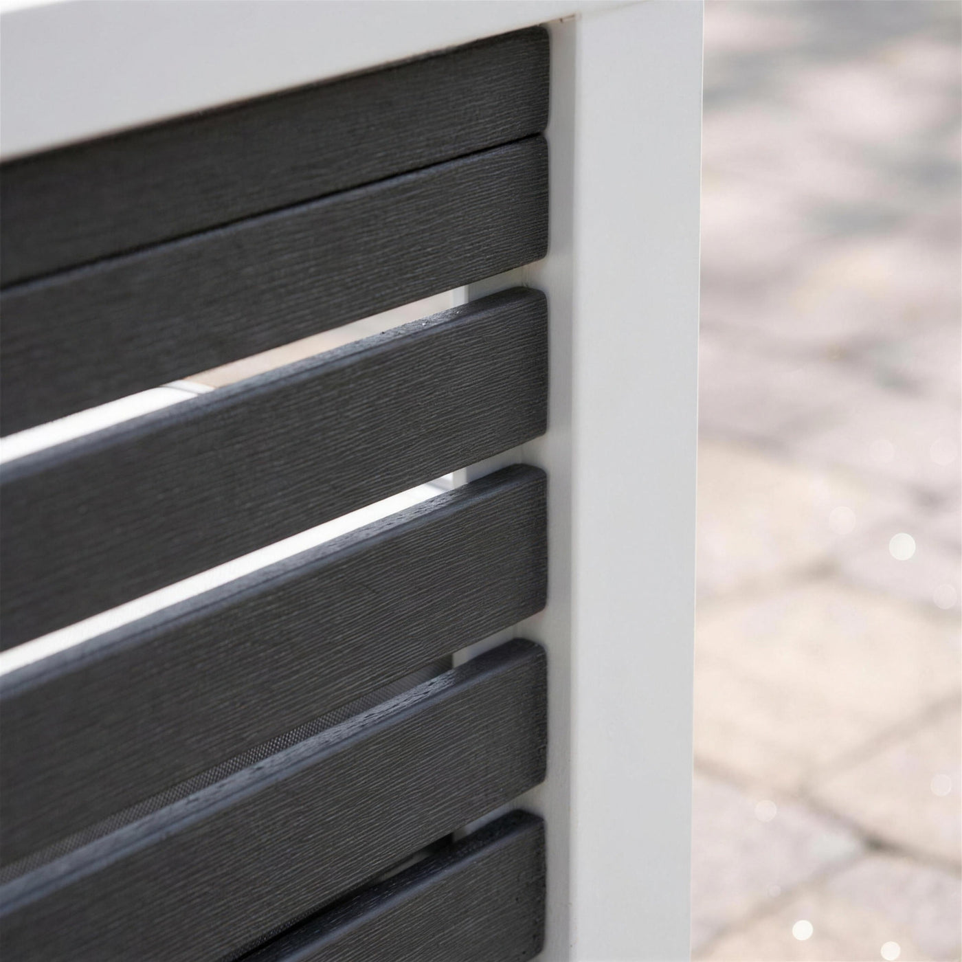 Detalle de las lamas horizontales antracita del lateral del sofa Diva, donde se encuentran con el montante de aluminio blanco