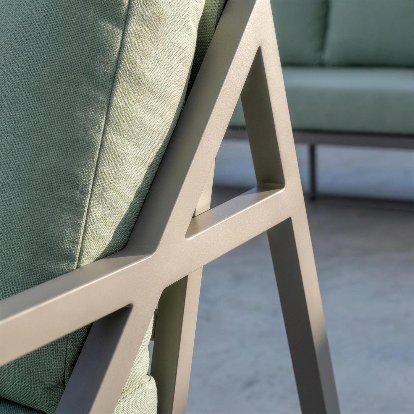 Detalle de la pata en A de aluminio gris claro del sofa Albania, en el encuentro de la diagonal con el brazo