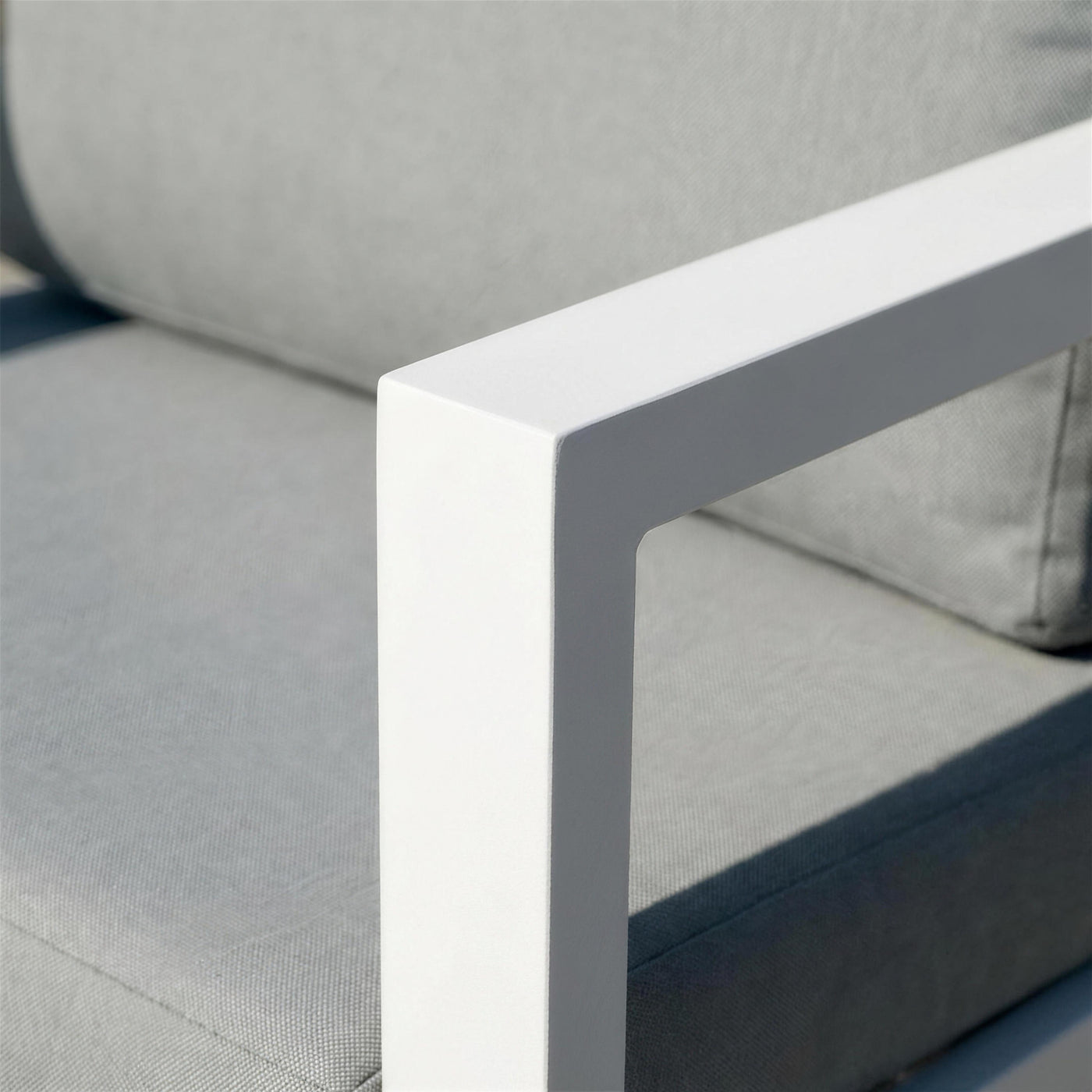 Detalle del perfil de aluminio blanco del sofa Bellagio y el canto del cojin gris claro