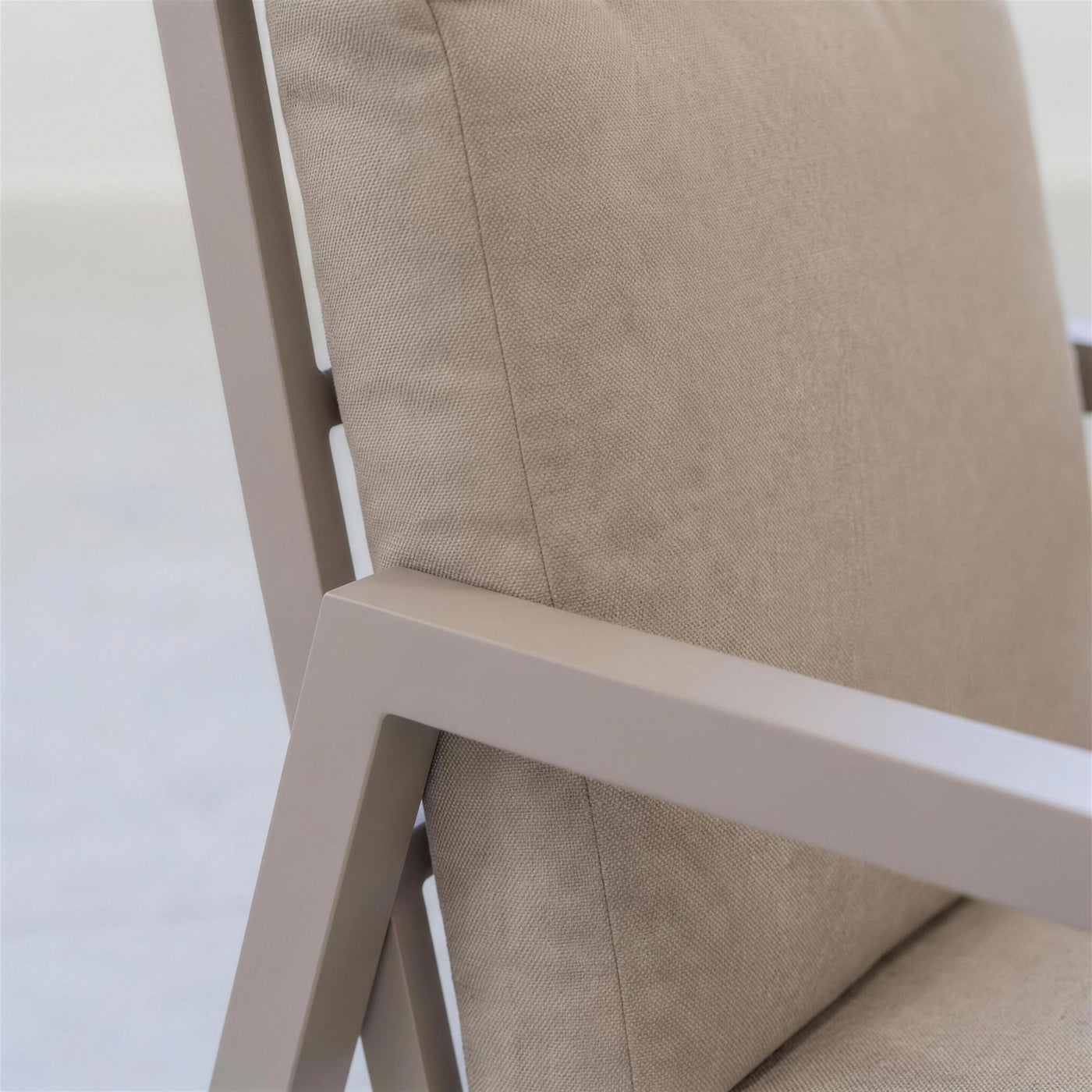Detalle del respaldo alto del sillon Haston tortola y la trama del cojin beige