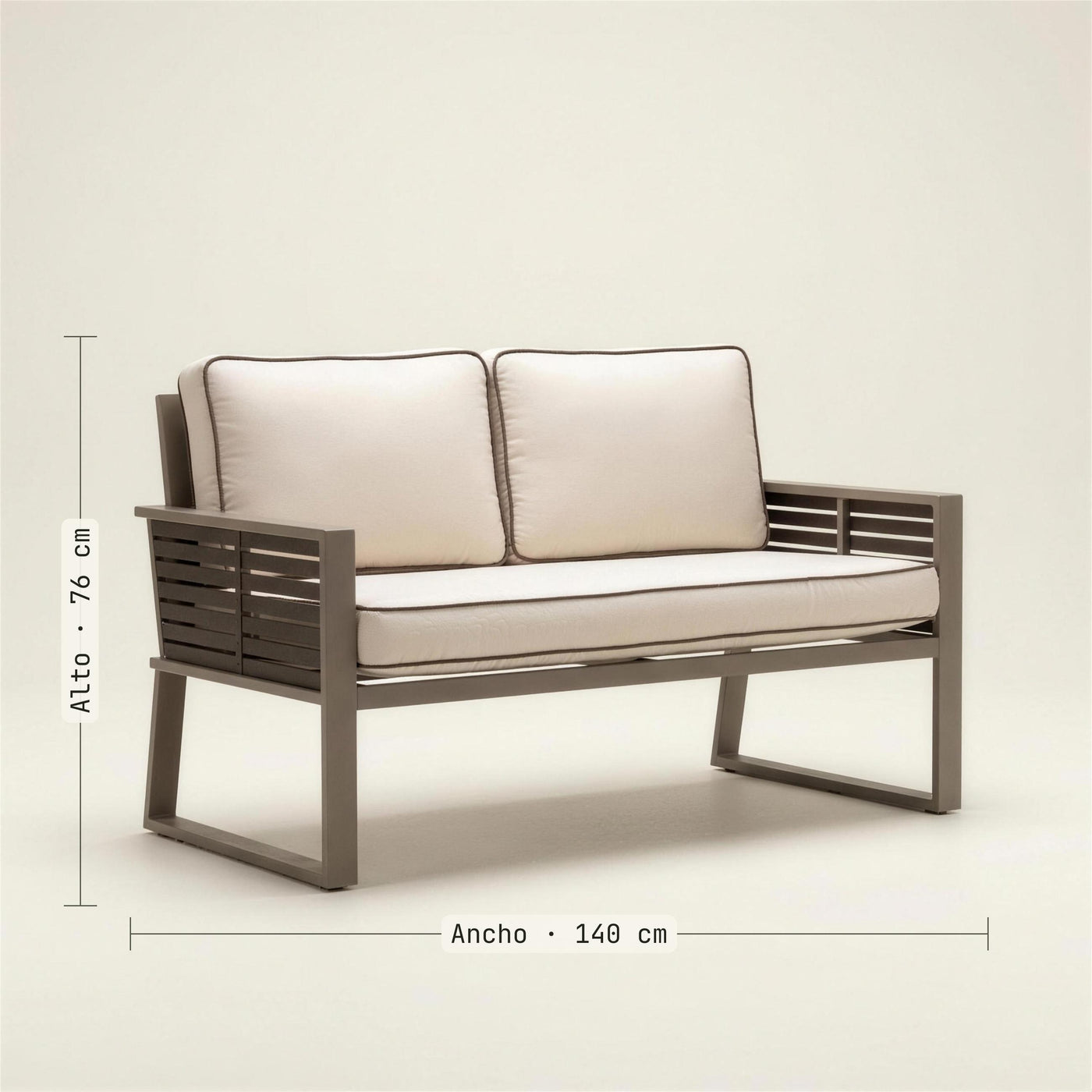Medidas del sofa Diva bicolor de 2 plazas: 140 cm de ancho y 76 de alto. Se vende solo el sofa; la mesa de centro no se incluye
