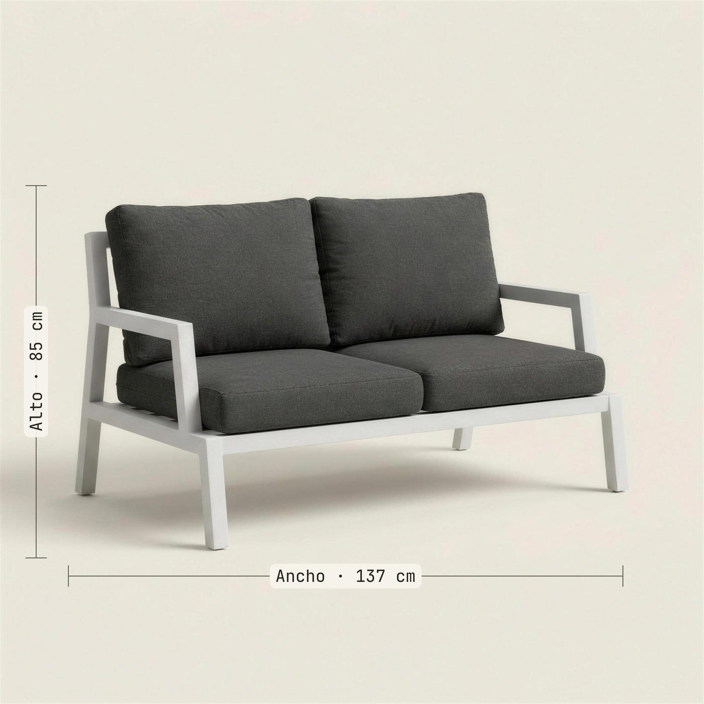 Medidas del sofa Leisa de 2 plazas: 137 cm de ancho y 85 de alto. Se vende solo el sofa; la mesa de centro no se incluye