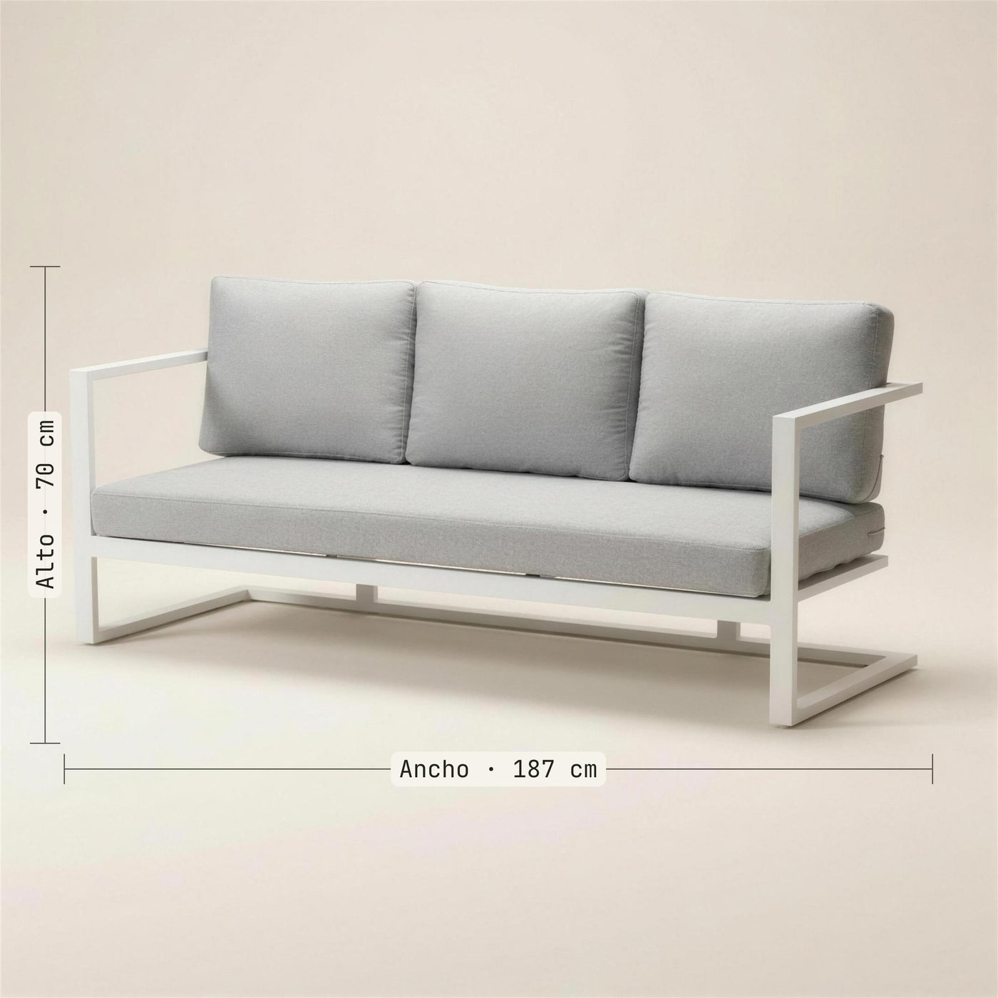 Medidas del sofa Manhatan de 3 plazas: 187 cm de ancho y 70 de alto. Se vende solo el sofa; la mesa y los cojines decorativos no se incluyen