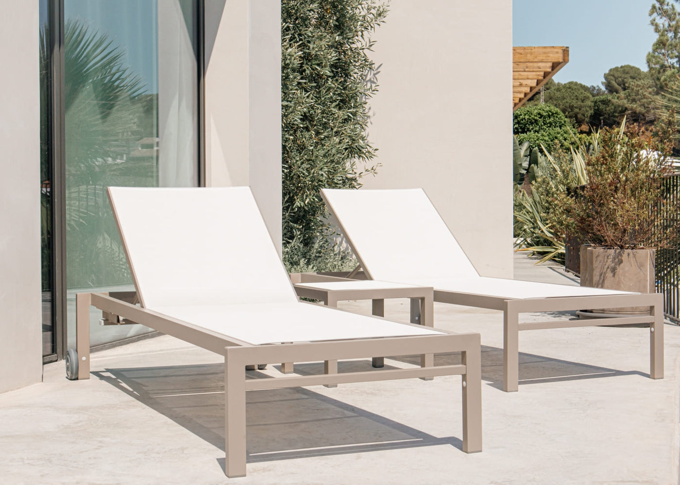 Mesa auxiliar exterior aluminio · 48×48 cm tejido · Olimpia