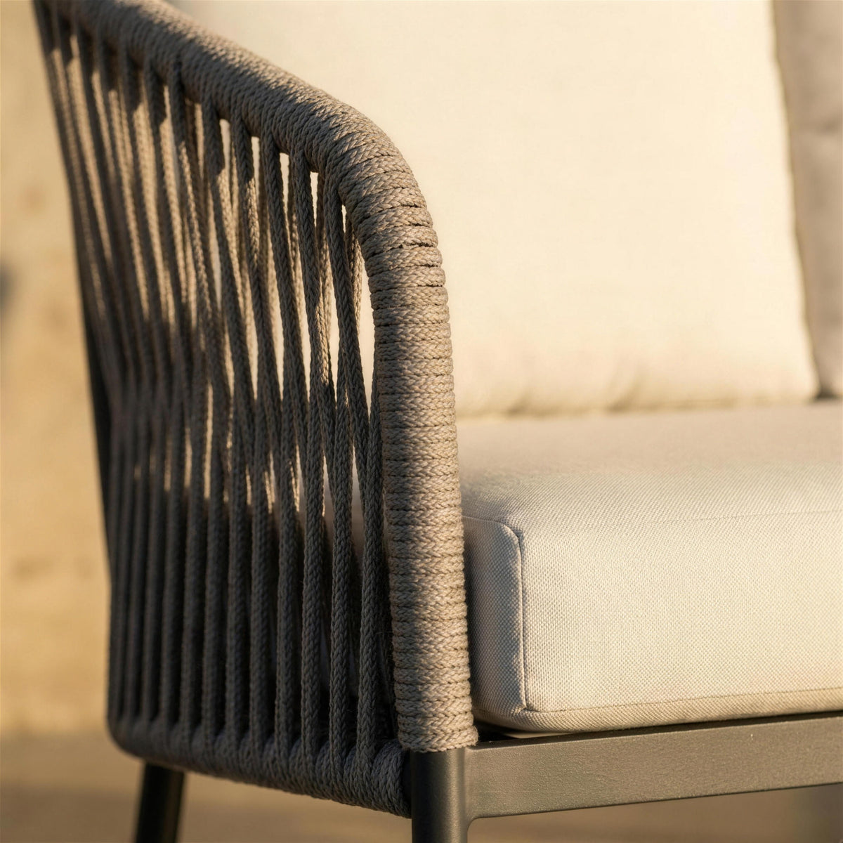 Detalle de cuerda náutica trenzada en una silla de exterior de aluminio