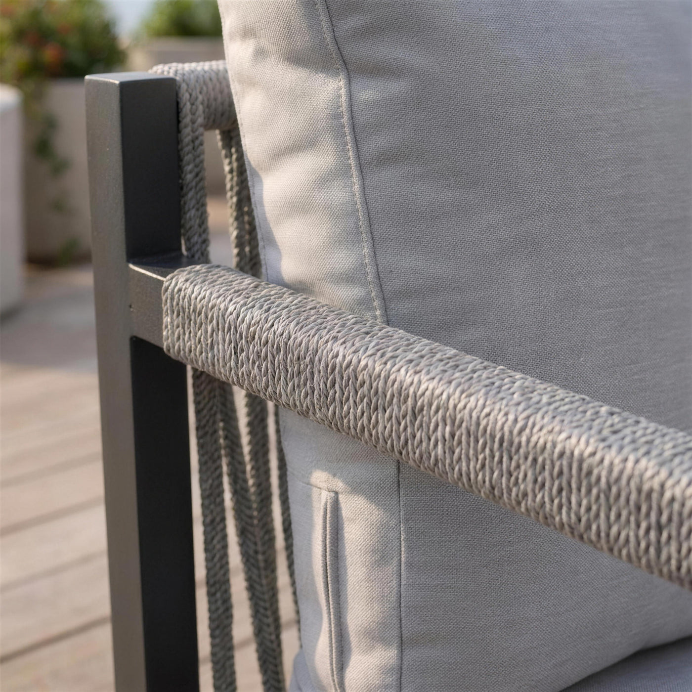 Detalle del tejido de cuerda y la estructura de aluminio del sillón de exterior