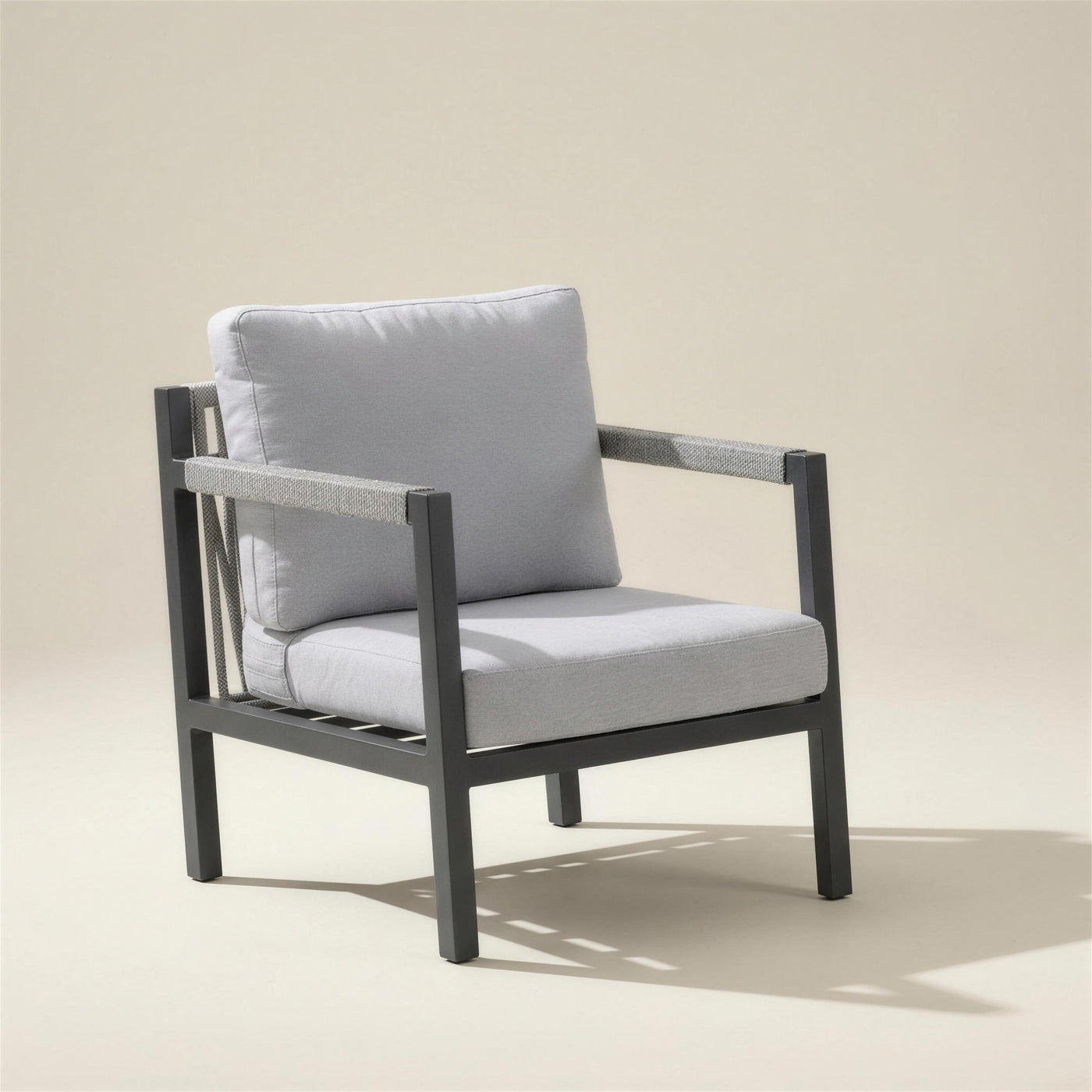 Sillón de exterior estilo elegante de aluminio antracita y cuerda, con cojines gris claro — vista de estudio